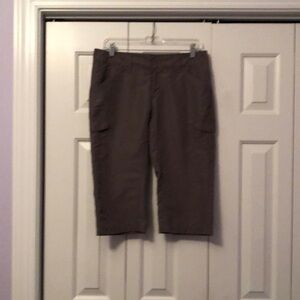 Columbia Omni Shade Taupe Capri hiking pants, size 4